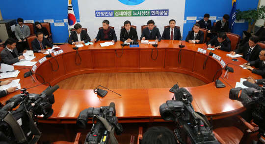 사진=연합뉴스. 새누리당 원유철, 새정치민주연합 이종걸 원내대표와 양당 원내수석부대표, 정책위의장이 24일 오후 국회 새정치연합 원내대표 회의실에서 3+3 회동을 갖고 있다. 이번 회동에는 교육부와 기재부 등 전문가가 참여해 정부측 입장을 설명하고, 야당측에서는 경기·인천 교육감과 재정전문가, 예산실장등을 불러 누리과정 관련 이야기를 들었다.       앉은이 왼쪽부터 김영일 인천교육청 예산담당서기관, 최문환 서울교육청예산과장, 새정치민주연합 이춘석 원내수석부대표, 최재천 정책위의장, 이종걸 원내대표, 새누리당 원유철 원내대표, 김정훈 정책위의장, 조원진 원내수석부대표, 안일환 기재부 사회예산심의관, 임형철 기재부 교육예산과장, 승융배 교육부 지방교육지원국장.       2015.11.24